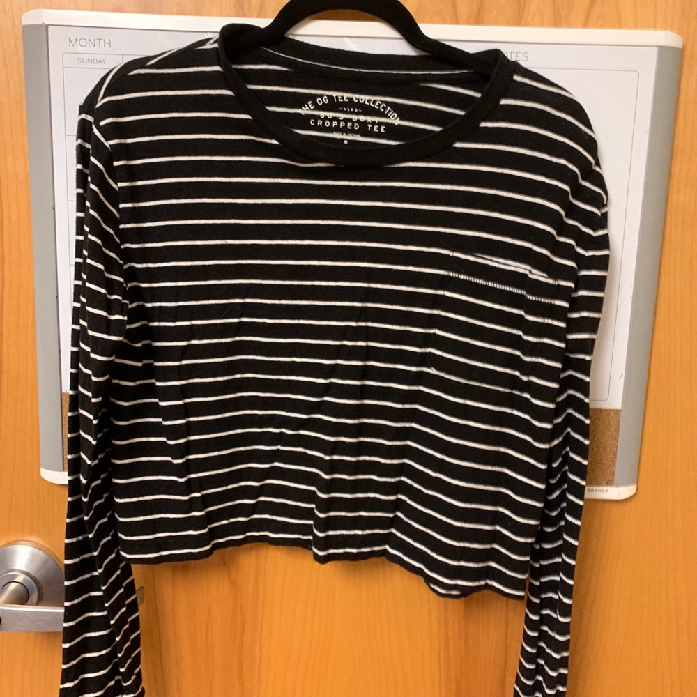 Black and white cropped t shirt